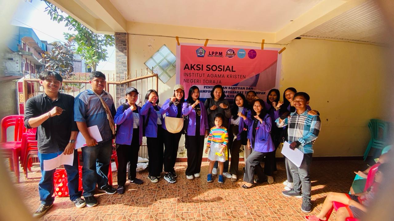 Aksi Sosial (Penyerahan Bantuan Kepada Korban Bencana Banjir)